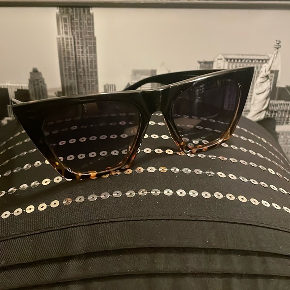 Cat-eye shape with flat-top style. 🕶️ Sunglasses - Picture 1 of 4